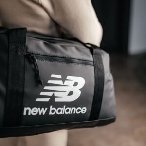 Дорожня сумка біла екошкіра New Balance з ременем