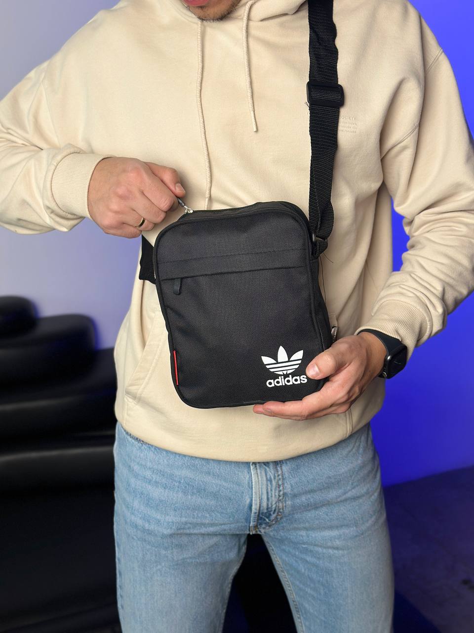 Чорна сумка через плече Adidas з тканини Оксфорд
