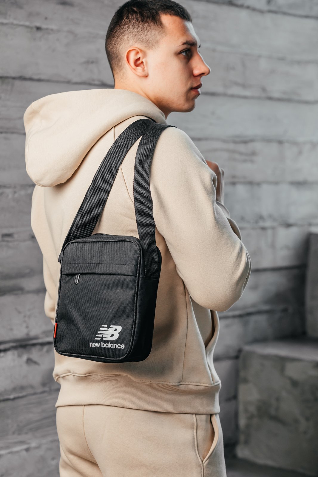 Чорна чоловіча сумка через плече New Balance на 3 відділення