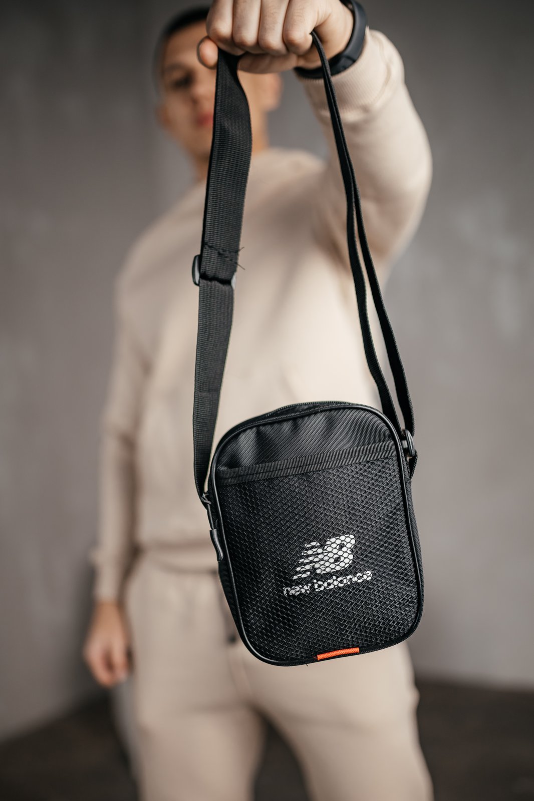 Купити чоловічу сумку через плече New Balance s244