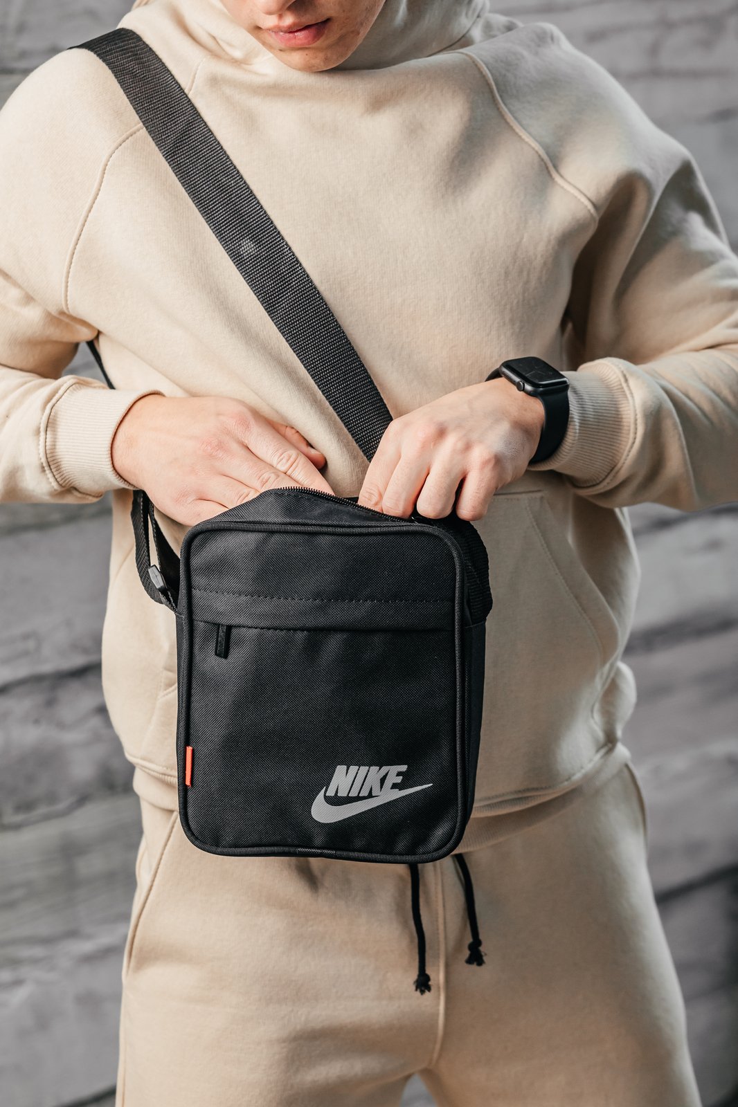 Чорна чоловіча сумка через плече Nike на 3 відділення