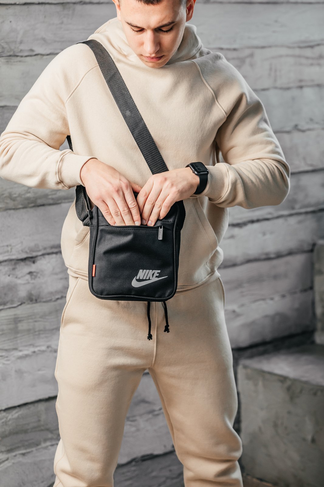 Стильна чоловіча сумка через плече Nike ціна