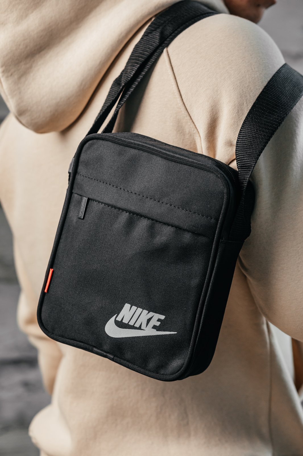 Замовити чоловічу сумку через плече Nike чорного кольору