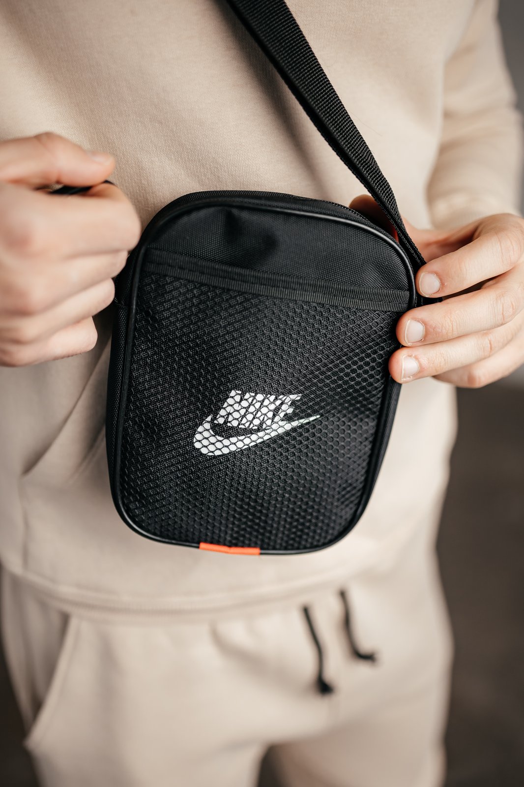 Компактна чоловіча сумка через плече Nike з регульованим ременем